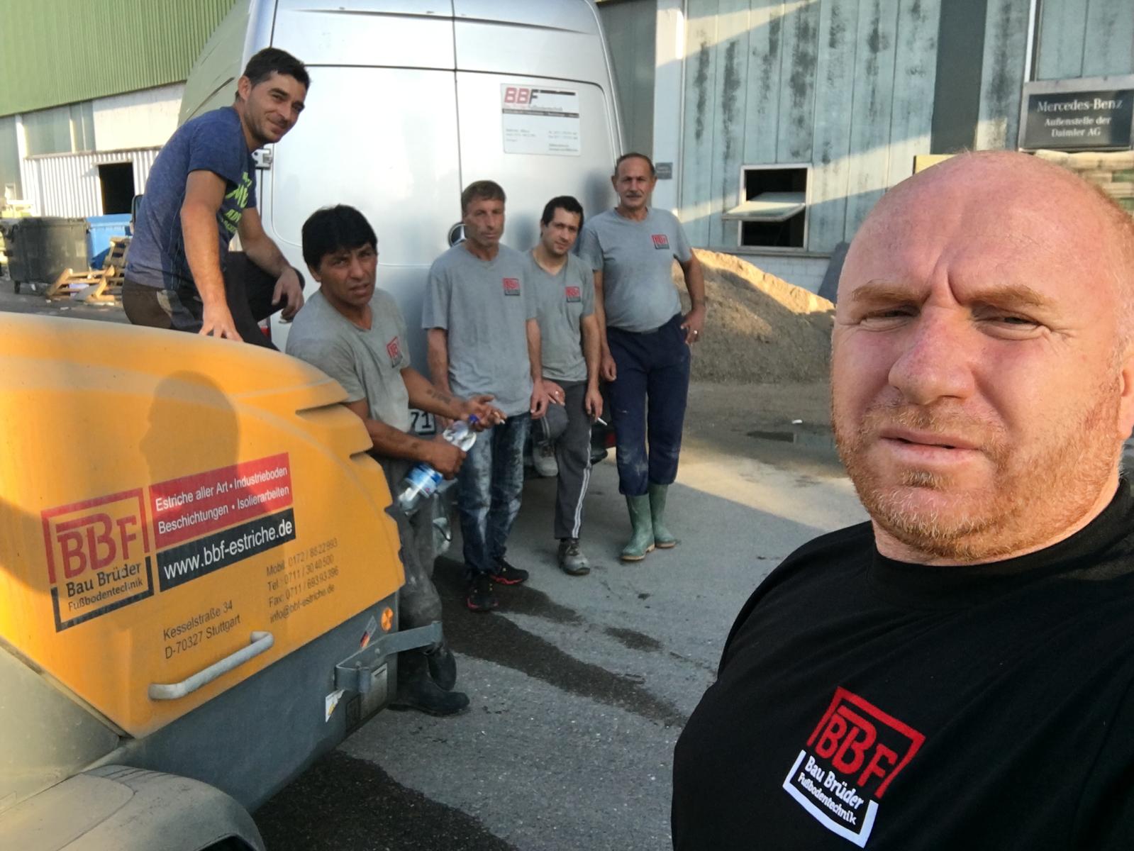 Das BBF-Team auf einer Baustelle vor dem Firmenfahrzeug